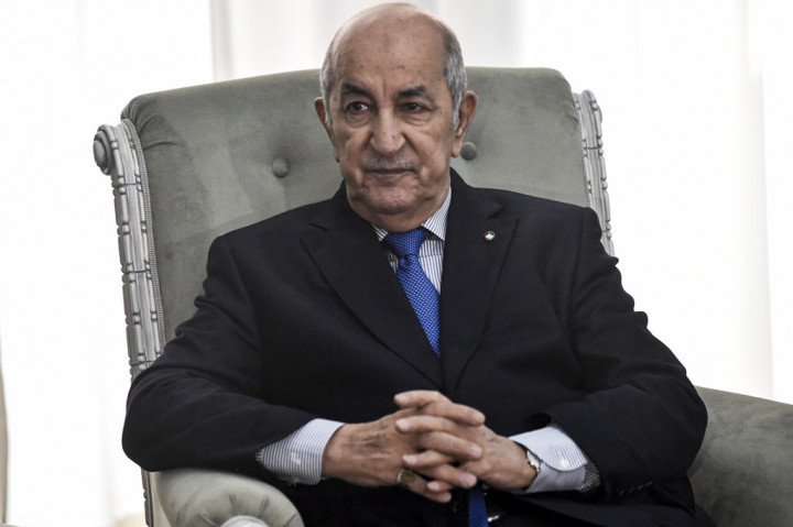 Tebboune, yang berusia 74 tahun dan perokok berat, dipindahkan dari rumah sakit di Algiers ke Jerman minggu lalu, beberapa hari setelah menjalani isolasi sendiri menyusul laporan kasus virus korona baru di antara para pembantunya.