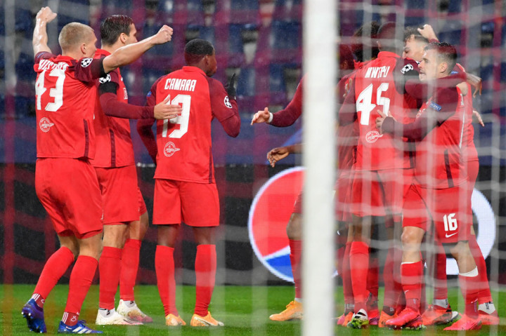 Tuan rumah Salzburg mengambil inisiatif serangan terlebih dahulu. Mereka kemudian memetik hasilnya saat laga baru berjalan empat menit setelah sepakan Sekou Koita terdefleksi ke jalur pergerakan Mergim Berisha. Dia kemudian mengontrol bola sebelum melepaskan tembakan ke tiang dekat.