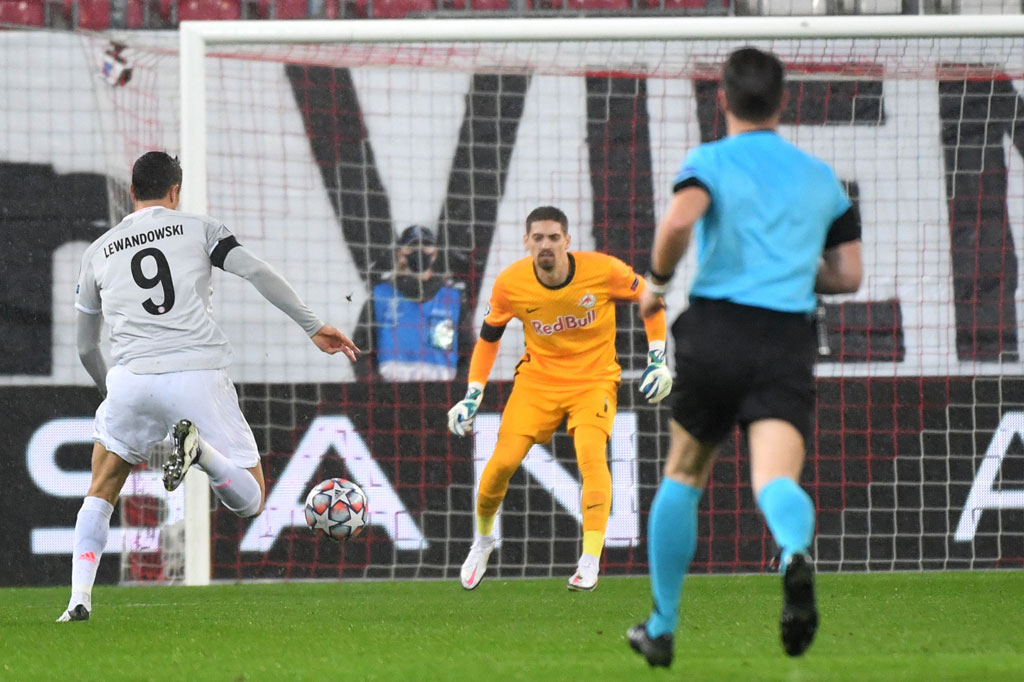 Pada awal babak kedua, Bayern tidak menurunkan tekanan dan terus menggempur Salzburg. Mereka mendapatkan peluang-peluang bagus dari Lewandowski, Serge Gnabry, Joshua Kimmich, dan Kingsley Coman.