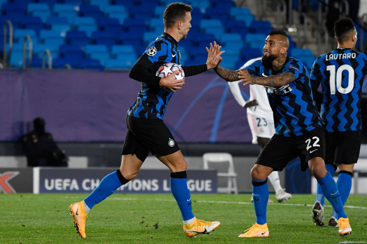 Tampil menekan, Inter berhasil menyamakan kedudukan melalui peluang bersih pertama mereka pada babak kedua. Menerima umpan sundulan dari Martinez, Ivan Perisic berhasil melakukan tembakan dengan kaki kiri mendatar yang masuk ke gawang tuan rumah. Skor menjadi 2-2.