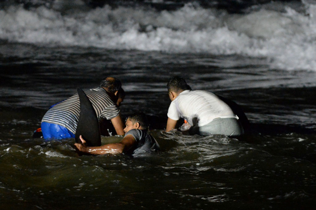 Sejumlah paus mulai terdampar pada sore hari dan jumlahnya terus membengkak menjadi lebih dari 100 saat senja, membuat sukarelawan lokal kewalahan, kata warga Pathum Hirushan kepada AFP.