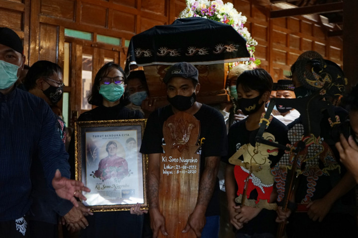 Dalang wayang kulit kondang asal Yogyakarta itu tutup usia pada Selasa, 3 November 2020, sekitar pukul 22.15 WIB karena sakit.