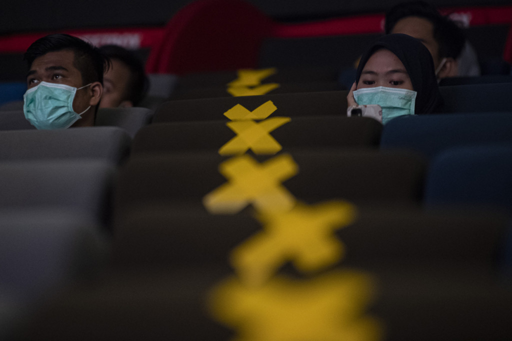 Pengunjung menyaksikan film yang diputar di salah satu bioskop di Palembang, Sumatera Selatan.