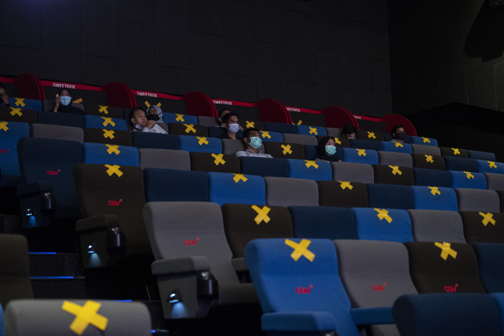 Pengunjung menyaksikan film yang diputar di salah satu bioskop di Palembang, Sumatera Selatan.