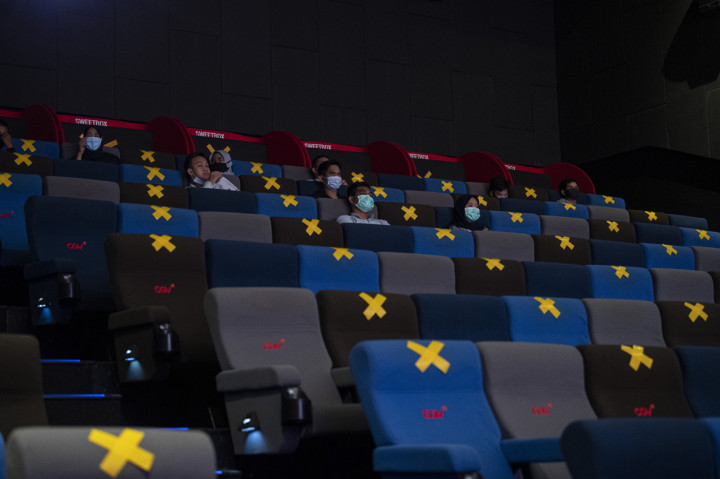 Pengunjung menyaksikan film yang diputar di salah satu bioskop di Palembang, Sumatera Selatan.