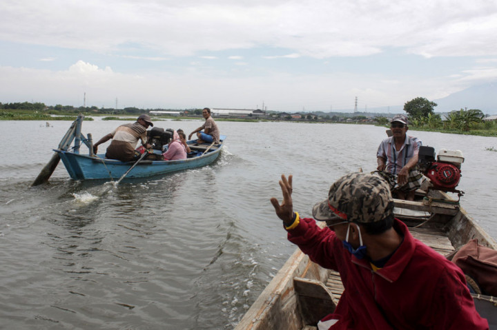 Sebelumnya, sebanyak lima desa di dua kecamatan di Kabupaten, Pasuruan, Jawa Timur menjadi wilayah terendam banjir dengan ketinggian sekitar 90 centimeter. 