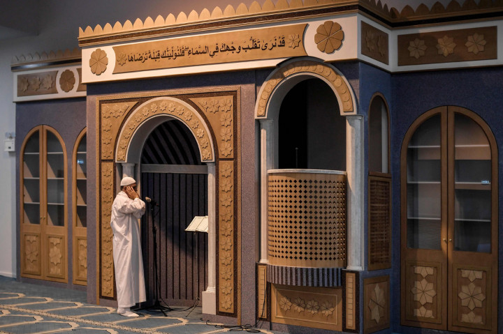 Dalam prosesnya, pembangunan masjid itu juga mangkrak hingga 14 tahun lebih hingga diresmikan Senin kemarin. Kehadiran masjid itu juga menjadi yang pertama di ibu kota Yunani itu, setelah terakhir hadir di abad ke-19 silam.