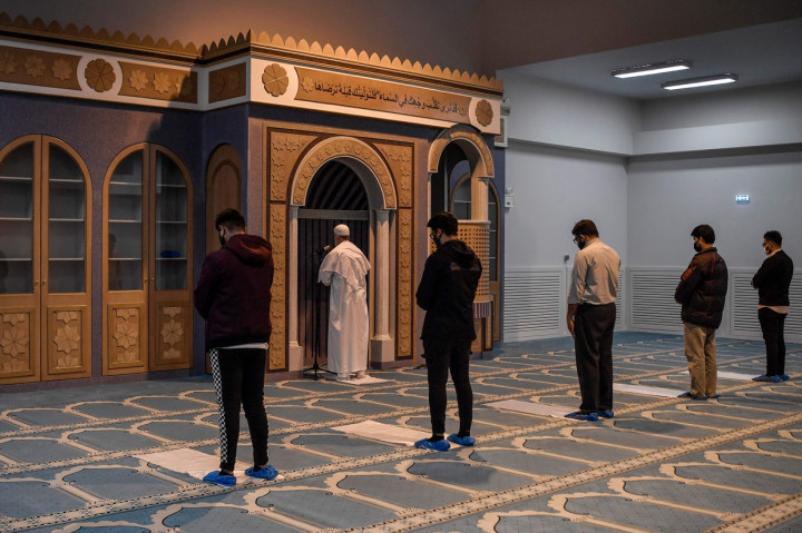 Pelaksanaan ibadah pertama juga dilakukan dengan jaga jarak, mengingat meningkatnya jumlah penderita Covid-19 di Yunani dan Eropa. Hanya sedikit orang terpilih saja yang diperkenankan beribadah di masjid.