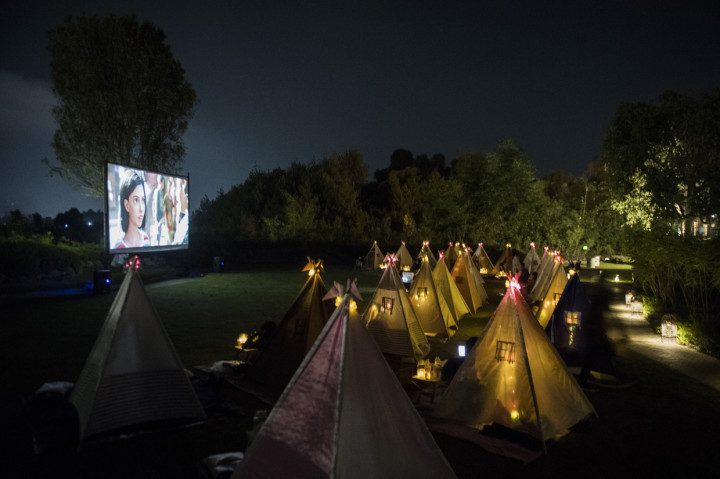 Pengunjung menyaksikan film di bioskop outdoor Tenda di Bawah Bintang, Parongpong, Kabupaten Bandung Barat, Jawa Barat.