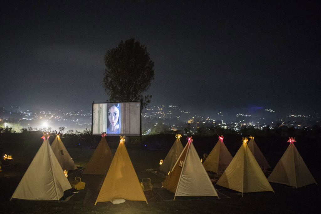 Bioskop outdoor Tenda di Bawah Bintang dihadirkan untuk memenuhi keinginan masyarakat yang ingin menyaksikan pertunjukan film layar lebar dengan tetap menerapkan protokol kesehatan dan social distancing.