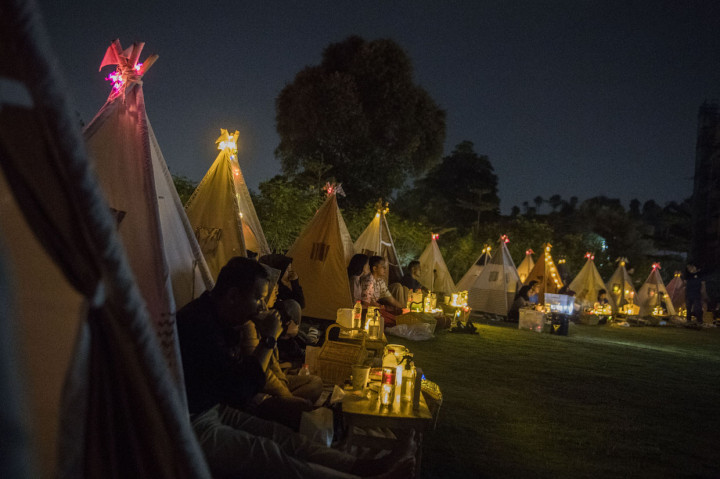 Co-Owner Tenda Dibawah Bintang, Titanium Cyan menerangkan, tempat ini merupakan Pop-Up Mountain Cafe dengan konsep outdoor, piknik dan social distancing.