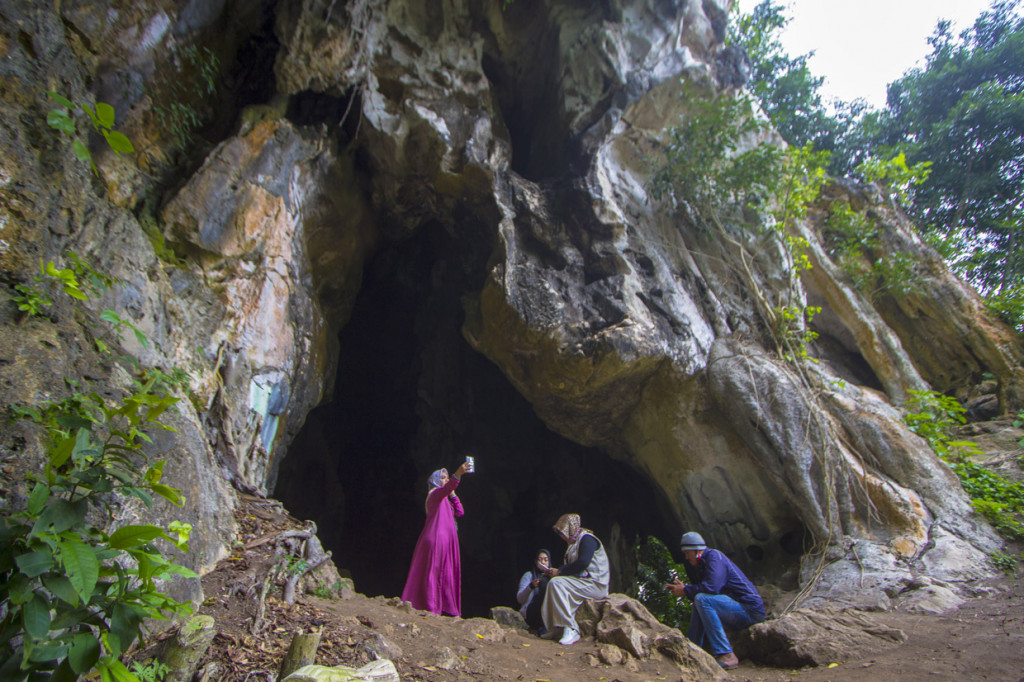 Wisatawan menikmati keindahan alam Goa Lowo di Desa Tegalrejo, Kabupaten Kotabaru, Kalimantan Selatan