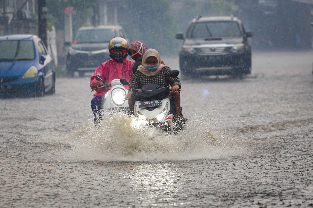 Hujan yang mengguyur sejak siang hingga sore hari serta sistem drainase yang buruk menyebabkan kawasan tersebut tergenang air hingga setinggi 60 sentimeter.