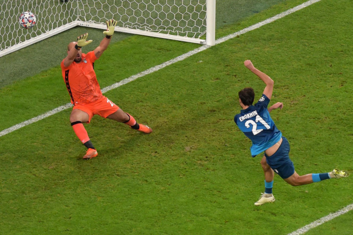 Kebuntuan akhirnya pecah pada pertengahan babak pertama. Artem Dzyuba menerima bola umpan silang dengan bahunya, Daler Kuzyaev mengembalikannya ke belakang, dan Dzyuba menyundul bola untuk diteruskan sepakan voli Aleksandr Erokhin menembus gawang tim tamu.