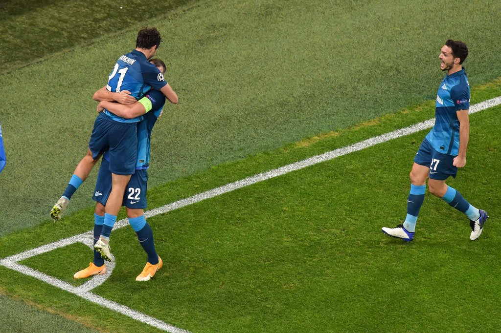 Aleksandr Erokhin melakukan selebrasi bersama rekan-rekan setimnya usai menjebol gawang Lazio.