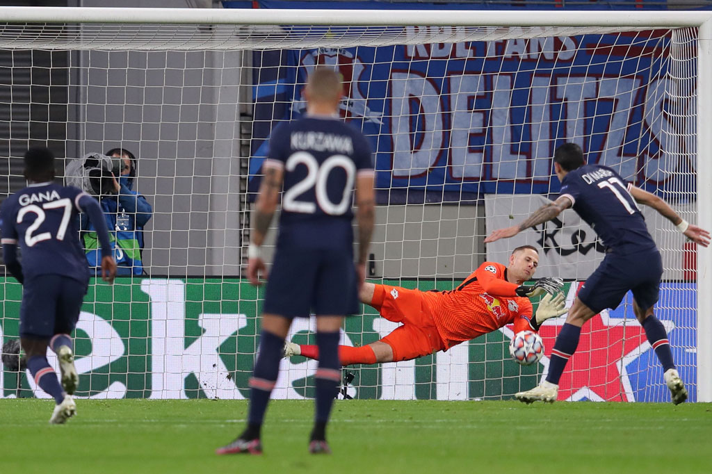 Les Parisiens hampir menggandakan keunggulan setelah mendapat hadiah penalti menyusul handball Upamecano. Di Maria maju sebagai eksekutor, tetapi tembakannya ke arah kiri masih bisa terbaca oleh Gulacsi.