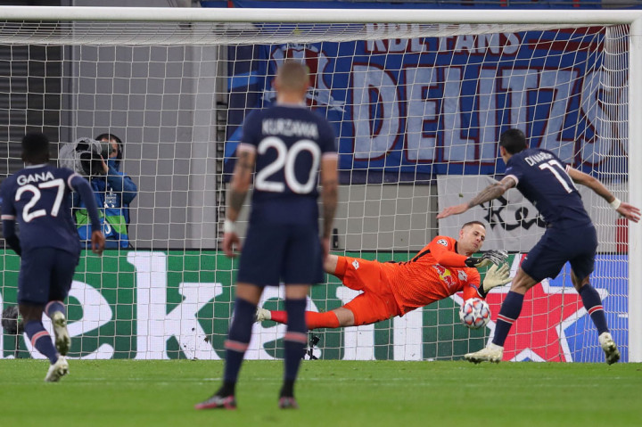 Les Parisiens hampir menggandakan keunggulan setelah mendapat hadiah penalti menyusul handball Upamecano. Di Maria maju sebagai eksekutor, tetapi tembakannya ke arah kiri masih bisa terbaca oleh Gulacsi.