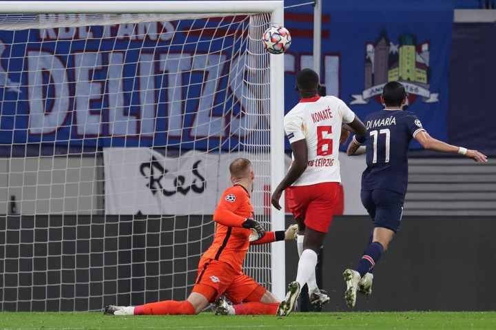 PSG terus memberikan tekanan sehingga Leipzig sedikit sulit untuk membangun serangan mereka. Tim tamu sempat mencetak gol kedua di menit ke-39 lewat kaki Di Maria, akan tetapi dianulir wasit karena sudah berada di posisi offside.