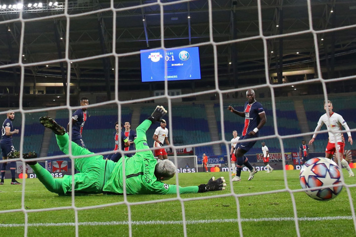 Leipzig berhasil menyamakan kedudukan pada menit ke-41. Tuan rumah membangun serangan di sekitar kotak penalti, lalu Angelino menusuk dan melepaskan umpan tarik yang diselesaikan dengan tembakan mendatar oleh Christopher Nkunku. Skor imbang 1-1 bertahan hingga babak pertama berakhir.