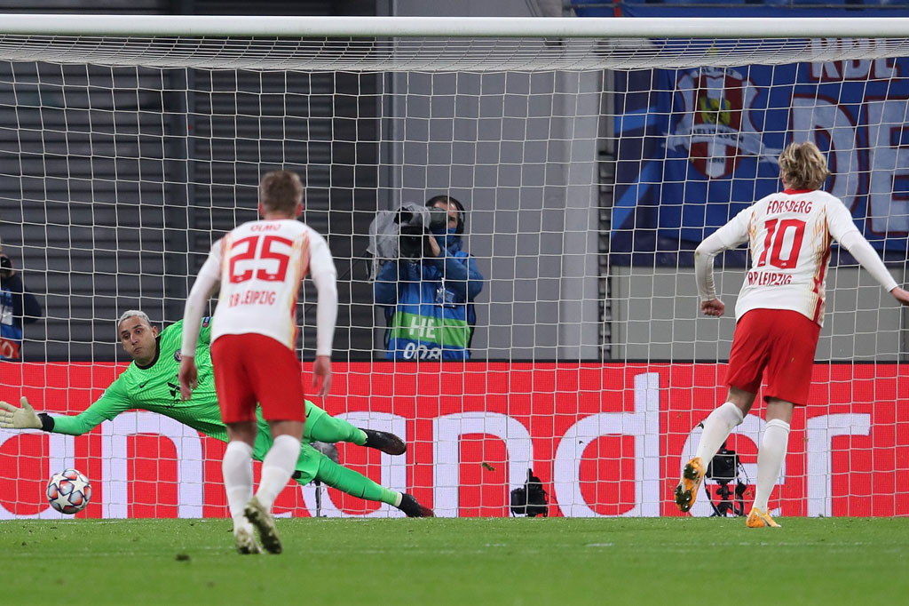 Leipzig akhirnya berhasil membalikkan keadaan lewat eksekusi penalti Forsberg pada menit ke 57, menyusul handball Presnel Kimpembe. Skor menjadi 2-1.