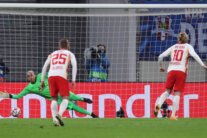 Leipzig akhirnya berhasil membalikkan keadaan lewat eksekusi penalti Forsberg pada menit ke 57, menyusul handball Presnel Kimpembe. Skor menjadi 2-1.