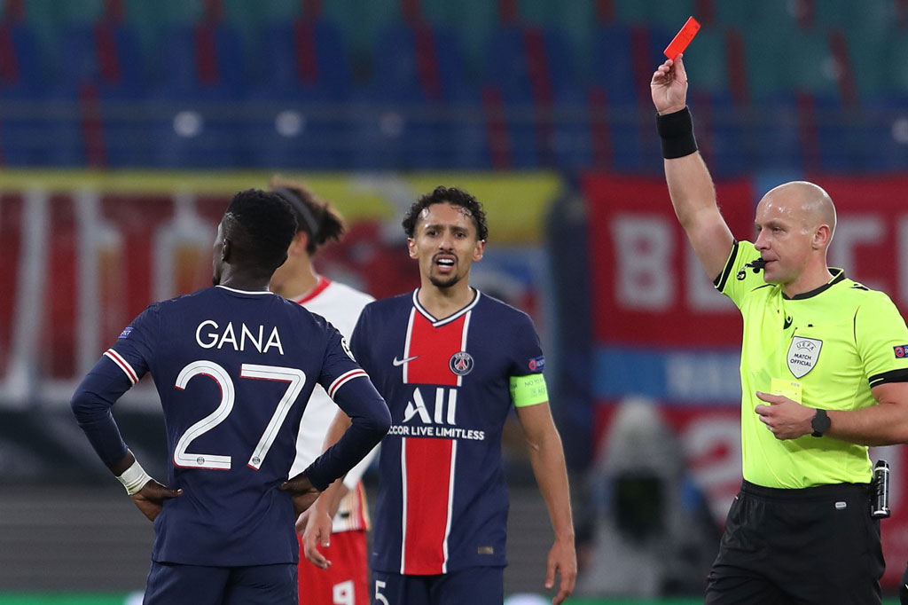 Malapetaka menghampiri PSG ketika Idrissa Gueye mendapatkan kartu kuning kedua di menit ke-59 setelah berduel dengan Haidara.