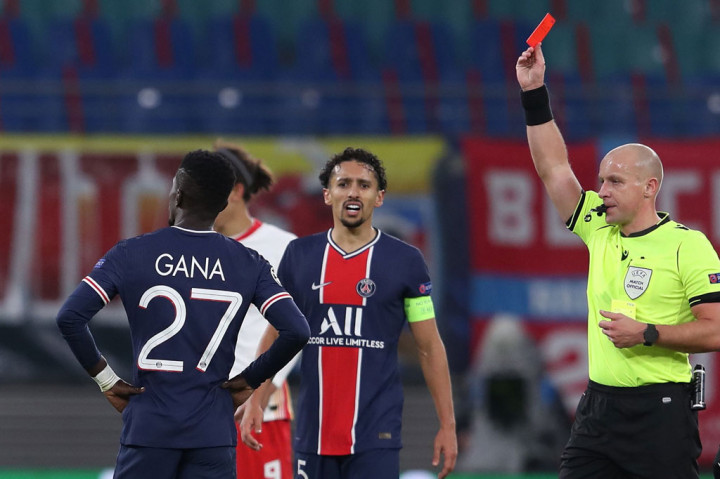 Malapetaka menghampiri PSG ketika Idrissa Gueye mendapatkan kartu kuning kedua di menit ke-59 setelah berduel dengan Haidara.