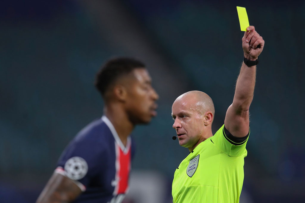 PSG harus kehilangan satu pemain lagi di menit ke-95 setelah Kimpembe menerima kartu kuning kedua saat menghentikan serangan balik Leipzig.