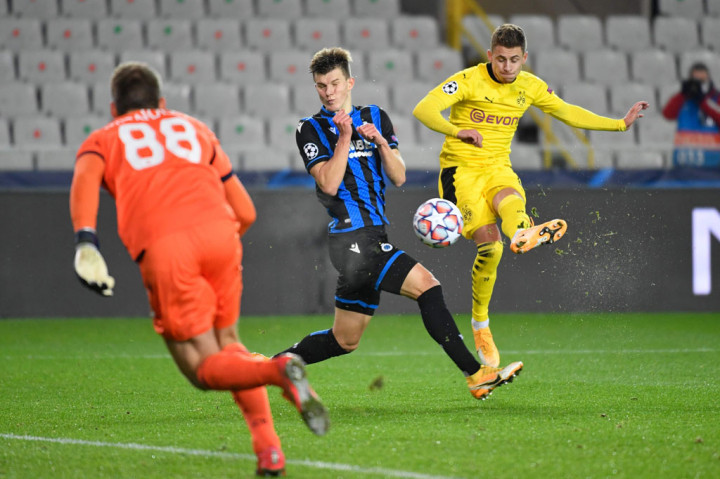 Kedua tim tampil agresif sejak awal laga. Namun gawang Brugge kemudian tertinggal terlebih dahulu pada menit ke-14. Kiper Simon Mignolet meninju umpan silang kiriman Thomas Delaney. Bola lantas mengarah ke Thorgan Hazard yang kemudian menyepaknya ke gawang yang kosong.