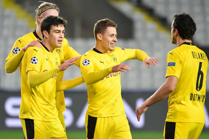 Thorgan Hazard (kedua kanan) melakukan selebrasi bersama rekan-rekan setimnya usai mencetak gol pembuka bagi timnya.