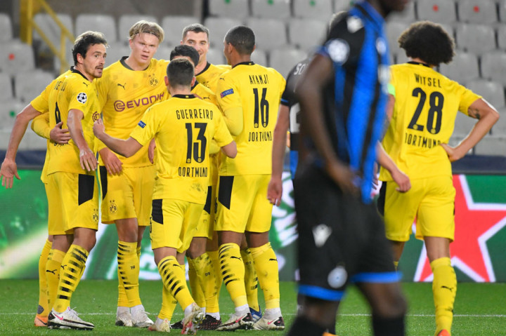 Setelah kemasukan, Brugge kesulitan mengimbangi tempo permainan tamunya. Kesempatan itu dimanfaatkan Dortmund untuk tampil lebih tajam dan menggandakan keunggulan lada menit ke-18. Bola tendangan sudut Axel Witsel disambut sepakan Haaland. Mignolet mampu menahannya, namun Haaland bergerak lebih cepat untuk menyambar bola pantul.