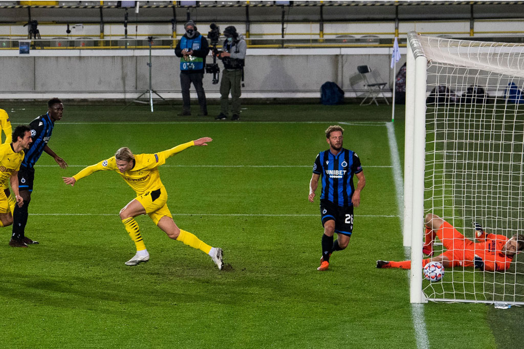 Kiper Brugge Mignolet kembali dipaksa menyelamatkan gawangnya, kali ini dari sepakan voli Hazard dan sepakan Haaland. Sayangnya ia gagal mencegah Haaland mengemas gol keduanya, saat pemain Norwegia itu memaksimalkan umpan terobosan Thomas Meunier dan menyelesaikan peluang dengan sederhana pada menit ke-32.