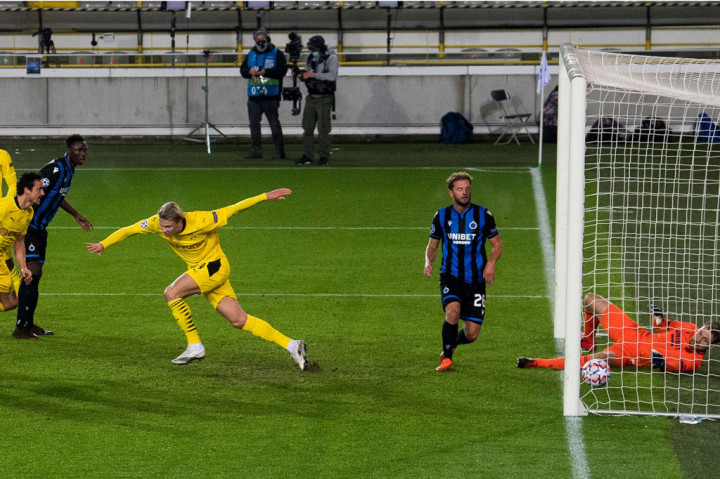 Kiper Brugge Mignolet kembali dipaksa menyelamatkan gawangnya, kali ini dari sepakan voli Hazard dan sepakan Haaland. Sayangnya ia gagal mencegah Haaland mengemas gol keduanya, saat pemain Norwegia itu memaksimalkan umpan terobosan Thomas Meunier dan menyelesaikan peluang dengan sederhana pada menit ke-32.