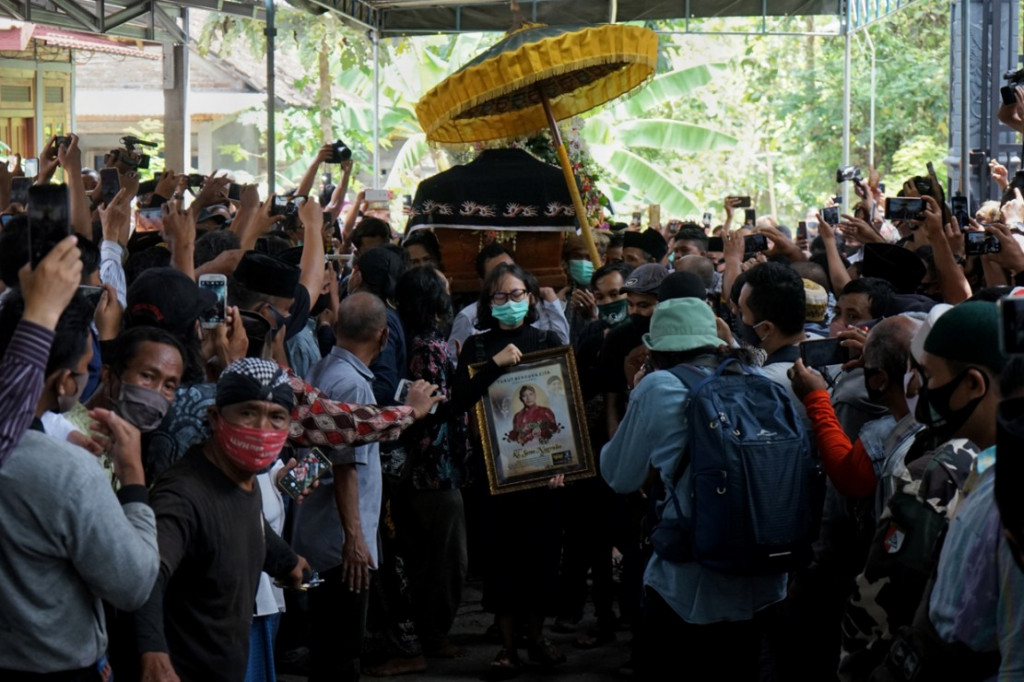 Dalang kenamaan Ki Seno Nugroho, dimakamkan siang ini, Rabu, 4 November 2020, di makam Semaki Gede, Yogyakarta. Jenazah Ki Seno Nugroho dimakamkan tak jauh dari makam almarhum ayahnya yang juga seorang dalam kesohor.

Dalang wayang kulit kondang asal Yogyakarta itu tutup usia pada Selasa, 3 November 2020, sekitar pukul 22.15 WIB karena sakit.