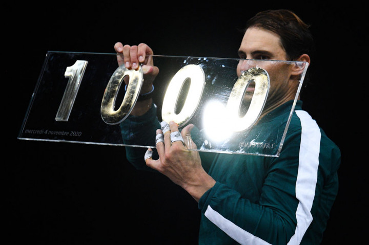 Unggulan teratas turnamen Paris Masters 2020 Rafael Nadal membukukan kemenangan ke-1.000 dalam karirnya di turnamen ATP. Prestasi tersebut dia raih dalam pertandingan babak kedua melawan Feliciano Lopez, Kamis, 5 November 2020 WIB.