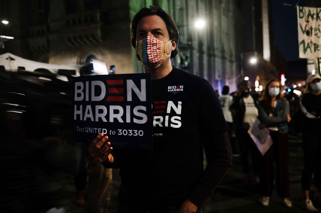 Biden yakin menang karena pihaknya telah membalikkan Arizona menjadi negara bagian yang memilih calon dari Demokrat, selain merebut kembali Minnesota yang dulu direbut Trump saat bertarung melawan Hillary Clinton pada pemilu 2016.