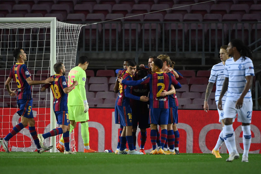 Gol Messi disambut gembira rekan-rekan setimnya.