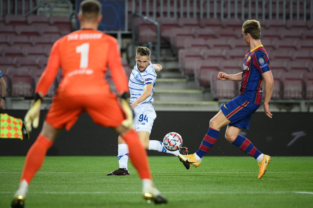 Setelah itu tim tamu berusaha bangkit dan beberapa kali berpeluang menyamakan kedudukan. Beruntung kiper Marc-Andre ter Stegen tampil gemilang dengan menahan gempuran para pemain Dynamo.