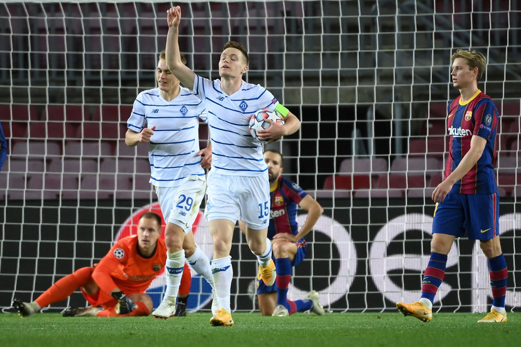 Kerja keras tim tamu membuahkan hasil pada menit ke-75 ketika Ter Stegen gagal menghentikan tembakan jarak jauh Benjamin Verbic dengan sempurna dan bola bergulir ke arah kapten Dynamo, Viktor Tsygankov, yang tinggal menceploskannya ke gawang. Barcelona dua, Dynamo satu.
