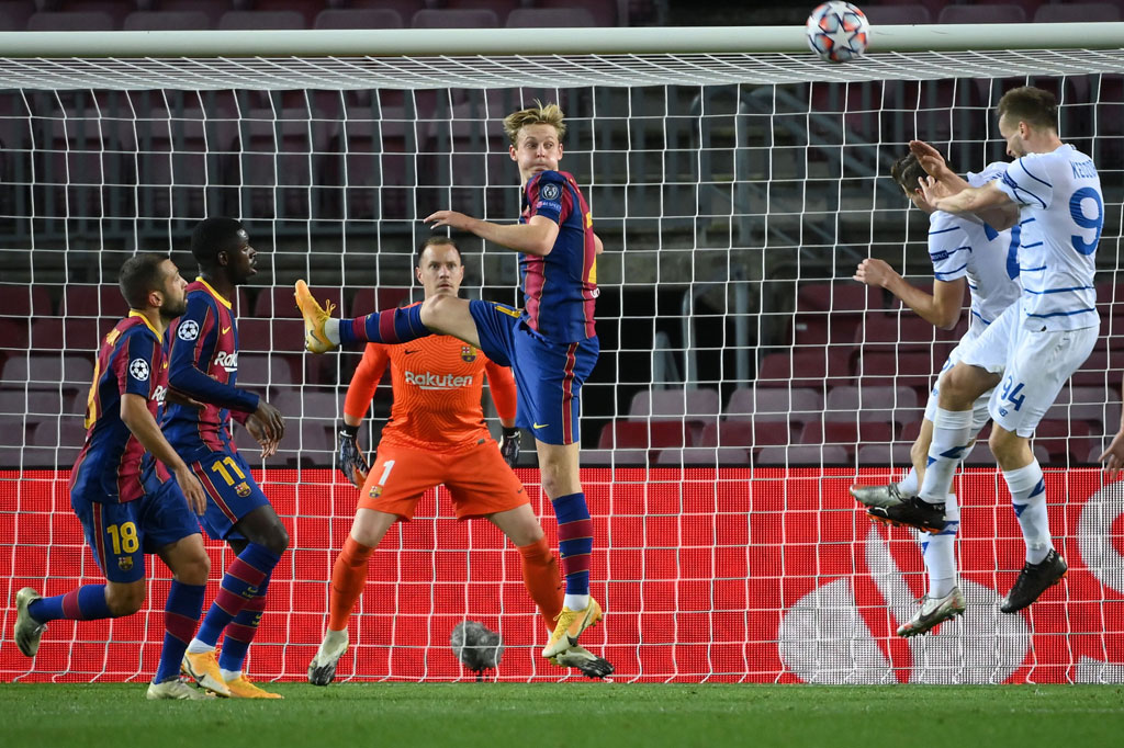 Di sisa waktu yang ada, Dynamo terus berusaha untuk mencari gol penyama kedudukan tetapi Barcelona mampu menjaga keunggulan mereka hingga bubaran.