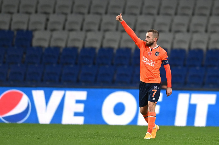 Serangan balik kembali berbuah manis bagi Basaksehir. Penguasaan bola Juan Mata berhasil direbut Deniz Turuc yang kemudian melepaskan umpan tarik ke dalam kotak penalti. Ba melakukan gerakan tipuan, membiarkan bola bergulir dan disambar Visca untuk menggandakan keunggulan tuan rumah pada menit ke-40.