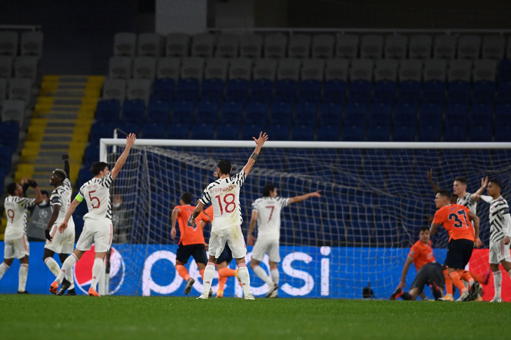 MU bermain lebih agresif pada babak kedua dan memperoleh peluang bagus dari situasi bola mati. Sayang tendangan bebas Fernandes masih bisa ditepis kiper Fehmi Gunok.