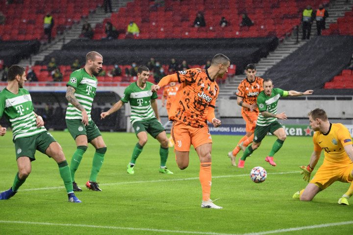 Laga baru berlangsung tujuh menit saat Juventus memecah kebuntuan. Juan Cuadrado bergerak cepat di sisi kanan untuk mengejar operan Leonardo Bonucci, dan menggulirkannya ke mulut gawang, melewati Ronaldo. Bola dengan sigap disambar Alvaro Morata untuk menjadi gol.