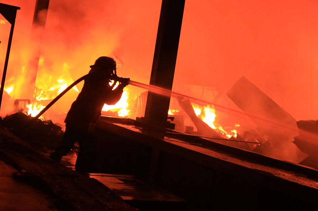 Petugas pemadam kebakaran berusaha memadamkan api yang membakar pasar loak di Karang Ketug, Gadingrejo, Kraton, Pasuruan, Jawa Timur, Rabu, 4 November 2020 malam.
