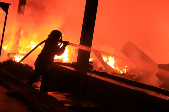 Petugas pemadam kebakaran berusaha memadamkan api yang membakar pasar loak di Karang Ketug, Gadingrejo, Kraton, Pasuruan, Jawa Timur, Rabu, 4 November 2020 malam.