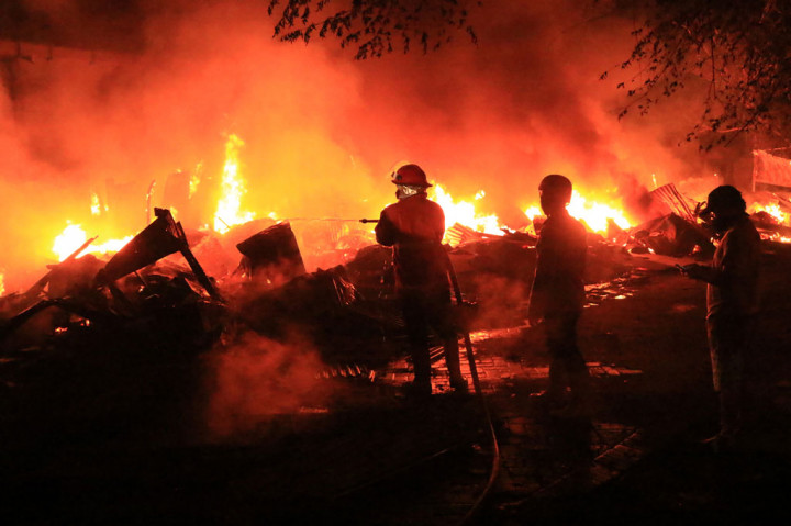 Enam mobil pemadam kebakaran dikerahkan ke lokasi tersebut untuk memadamkan sekitar 82 lapak yang terbakar. Belum diketahui penyebab kebakaran namun kerugian diperkirakan ratusan juta rupiah.