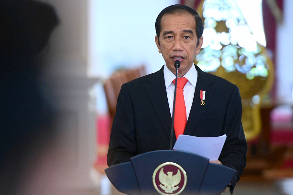 Menurut Presiden, pandemi covid-19 telah membangkitkan rasa krisis dalam dunia farmasi untuk meningkatkan kegiatan riset, mengembangkan inovasi-inovasi, merevitalisasi industri bahan baku obat di dalam negeri, hingga memperkuat struktur manufaktur industri farmasi nasional.