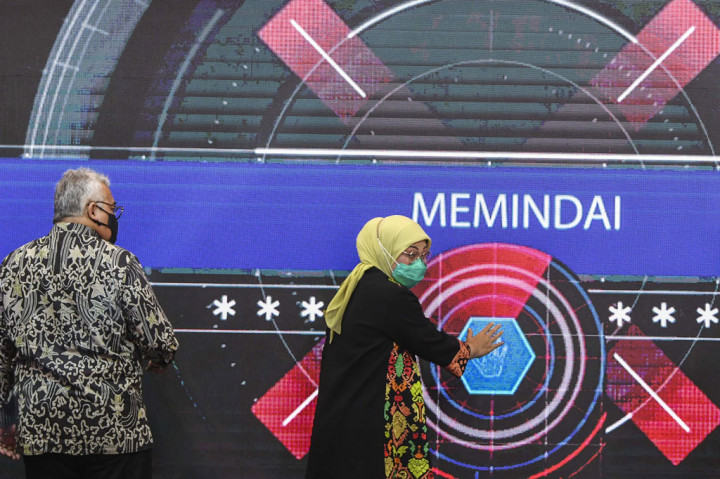 Menteri Ketenagakerjaan Ida Fauziyah (kanan) bersama Kepala Badan Perencanaan dan Pengembangan Ketenagakerjaan Bambang Satrio Lelono (kiri) meluncurkan Satu Data Ketenagakerjaan di Kantor Kementerian Ketenagakerjaan, Jakarta, Kamis, 5 November 2020. 