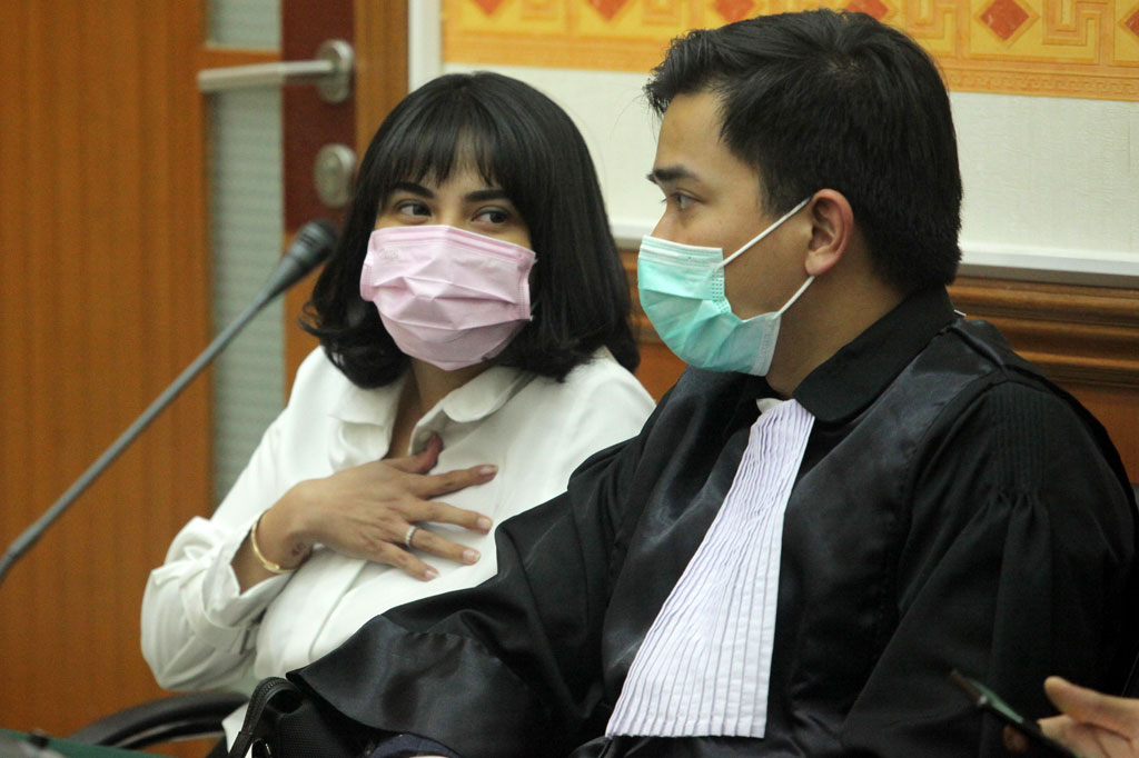 Sebelumnya, Vanessa Angel dituntut hukuman enam bulan penjara oleh Jaksa Penuntut Umum (JPU) di Pengadilan Negeri Jakarta Barat. Jaksa menyatakan Vanessa Angel terbukti bersalah atas kepemilikan psikotropika berupa 20 butir pil xanax yang didapatkannya dengan resep dokter kedaluwarsa.