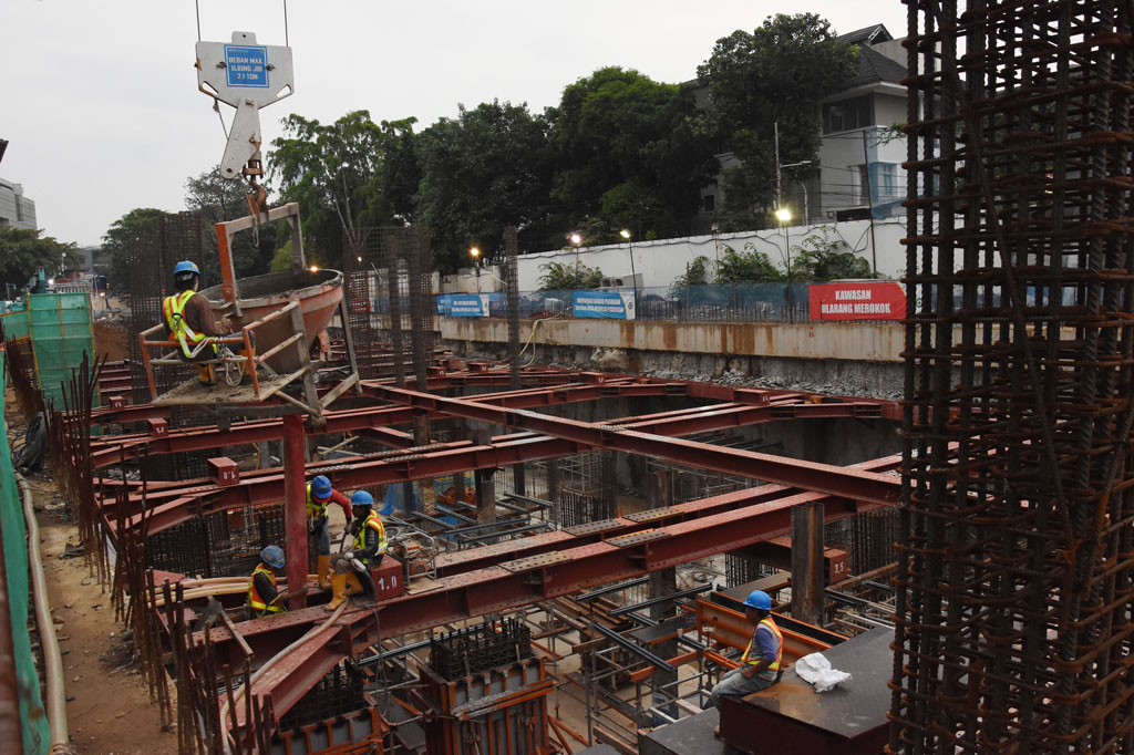Pekerja menyelesaikan proyek revitalisasi kawasan Taman Ismail Marzuki (TIM) di Jakarta, Kamis, 5 November 2020.